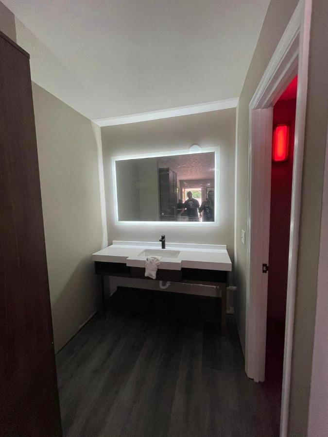 Luxor Inn & Suites, A Travelodge By Wyndham إلكينز المظهر الخارجي الصورة